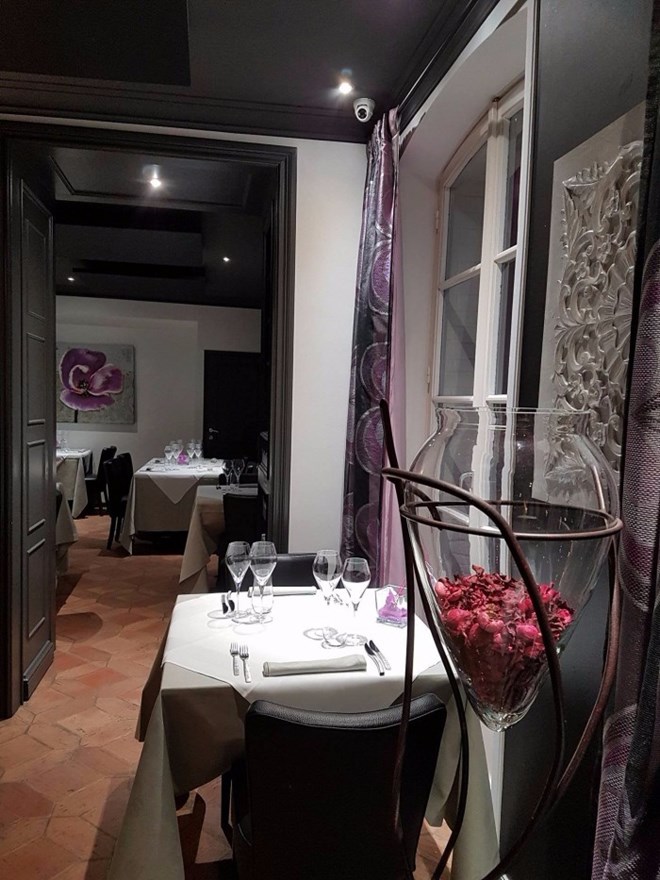 table-couple-restaurant-gastronomique