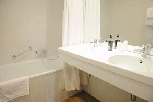 hotel-chelton-rooms-standard-double-bathroom-01