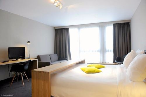 hotel-chelton-rooms-superior-room-bedroom-01